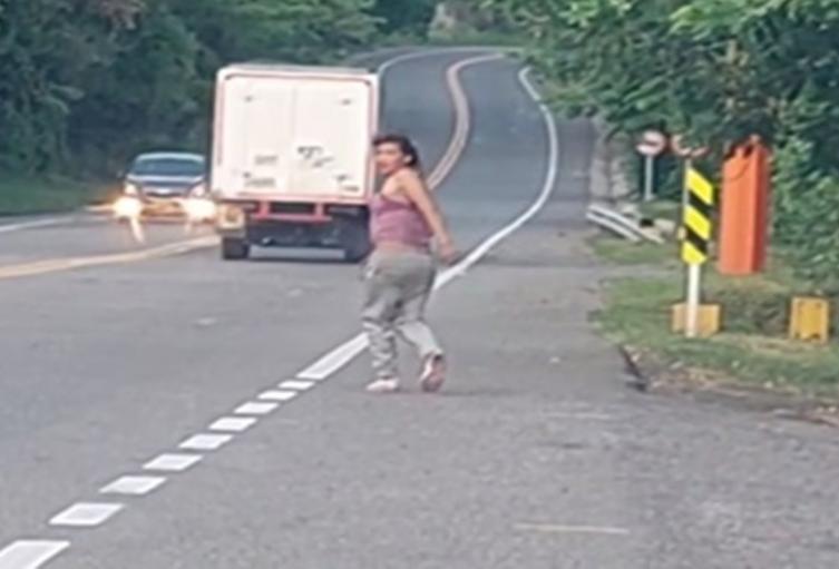 ¡Tragedia! Mujer se llevó a la fuerza a la niña para después lanzársele al vehículo en Honda