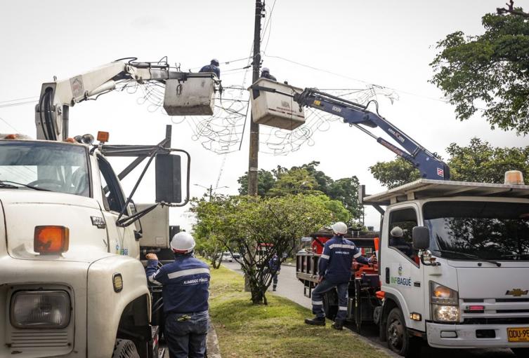 Cuadrillas de Infibagué en instalación del alumbrado navideño