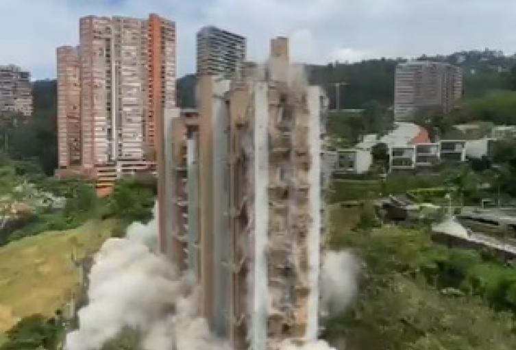 Implosión del edificio Continental Towers de Medellín 