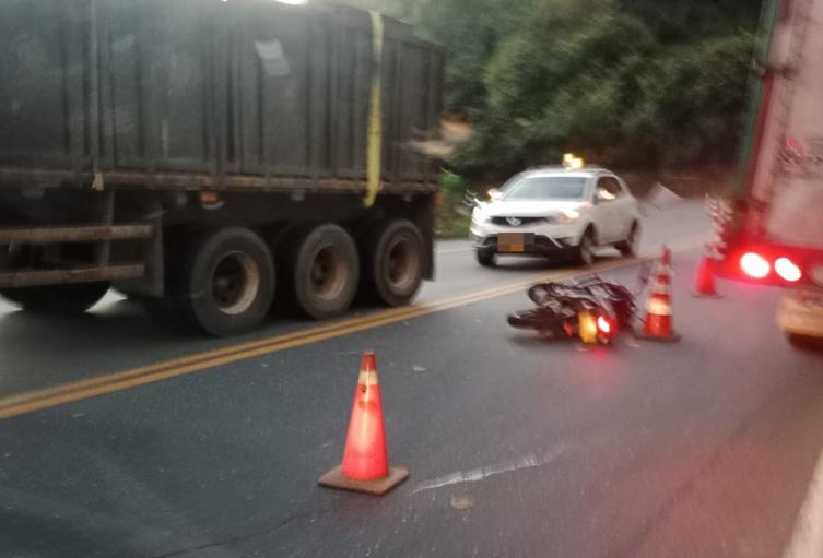 Falleció motociclista tras colisionar contra tractocamión la vía Ibagué – Cajamarca