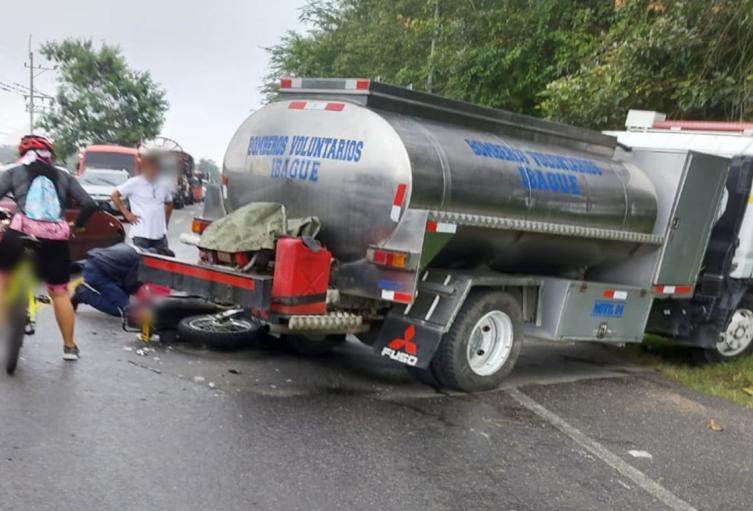 Entre la vida y la muerte motociclista al colisionar contra carro cisterna de Bomberos Voluntarios en Picaleña