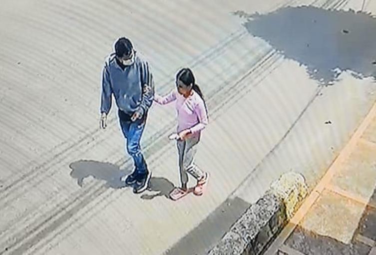 Se conocen las imágenes en que Danna Sofía sale de su casa con su tío en el Jardín – Atolsure