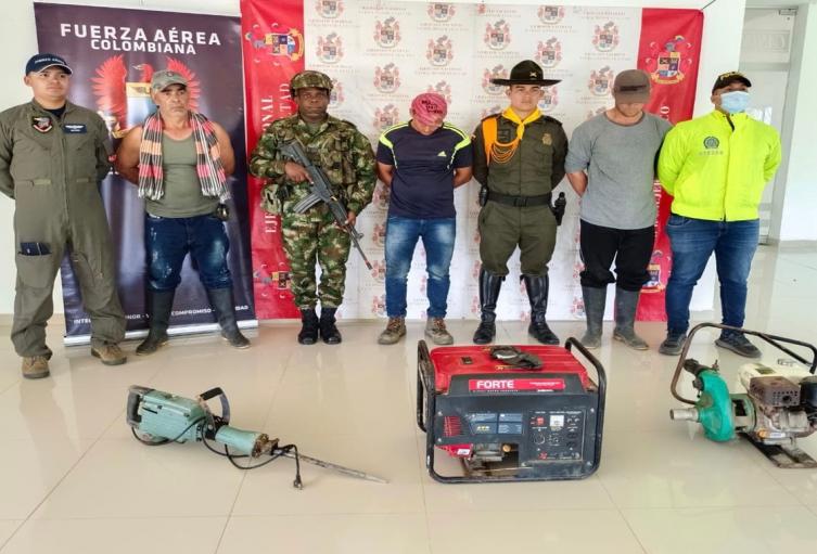 Tres sujetos capturados por explotación ilícita en Ataco