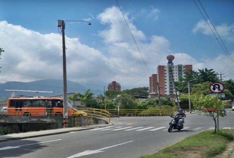 Puente de la calle 60m con carrera Quinta