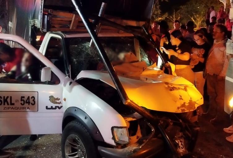 ¡Tristeza! Falleció una mujer tras violento accidente entre tractocamión y una camioneta entre las glorietas de Picaleña y Aeropuerto Perales