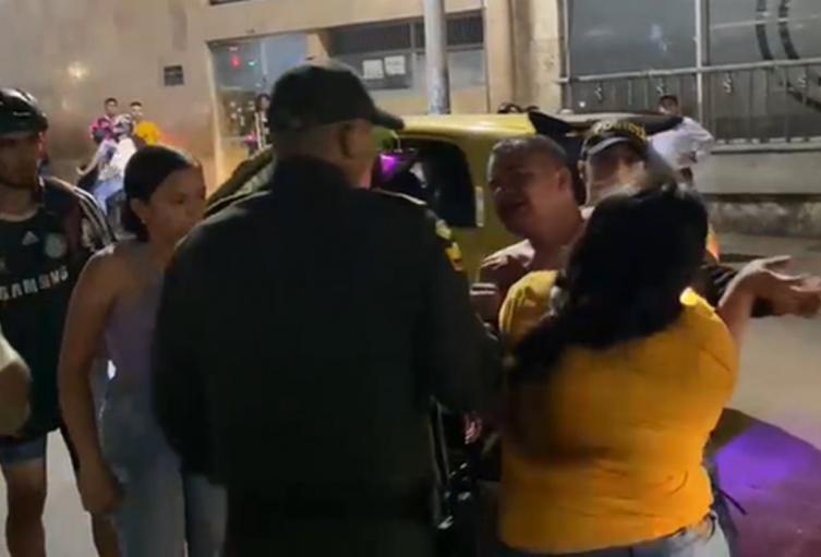 ¡Violencia intrafamiliar! Un sujeto golpeaba a su esposa, un ciclista quiso defenderla, pero resultó golpeado
