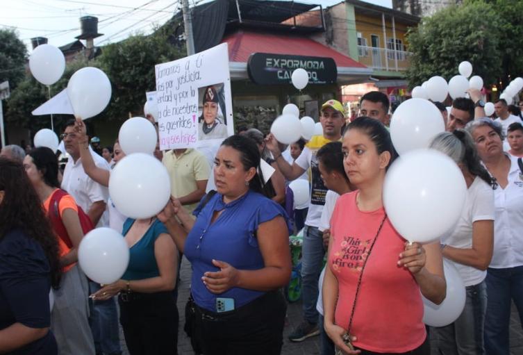 En multitudinaria marcha, los melgarenses exigieron la liberación de la sargento Karina Ramírez y sus hijos