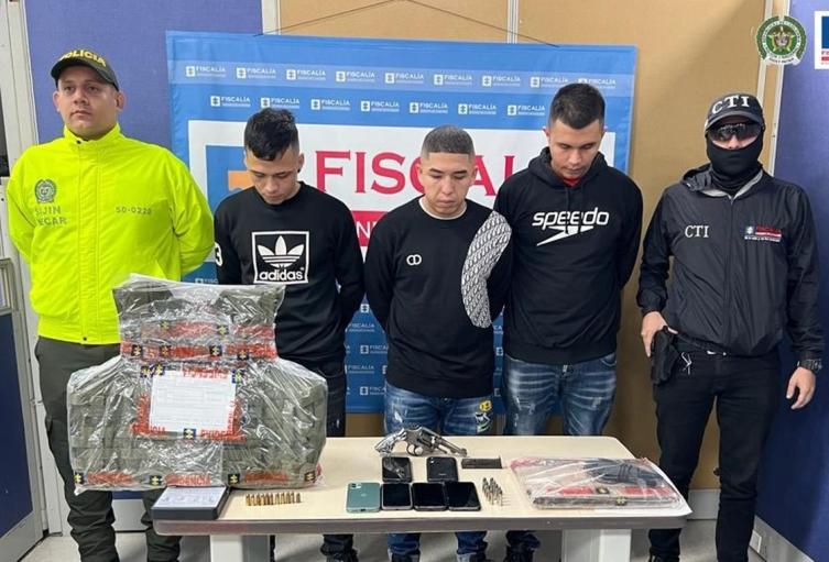 Judicializaron tres sujetos a los que les hallaron armas de fuego y uniformes del Ejército en El Espinal