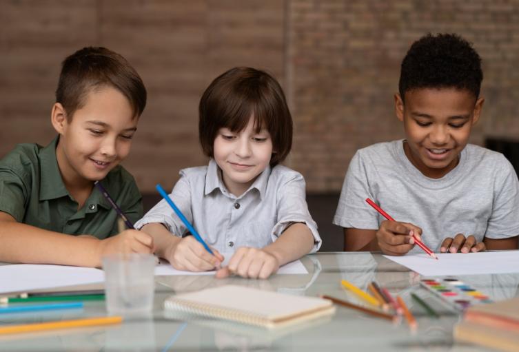 Niños estudiando - estudiar - estudiantes