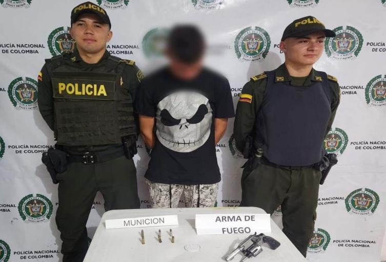 Domiciliaria para ‘balín’, joven hallado armado por las calles de Fresno