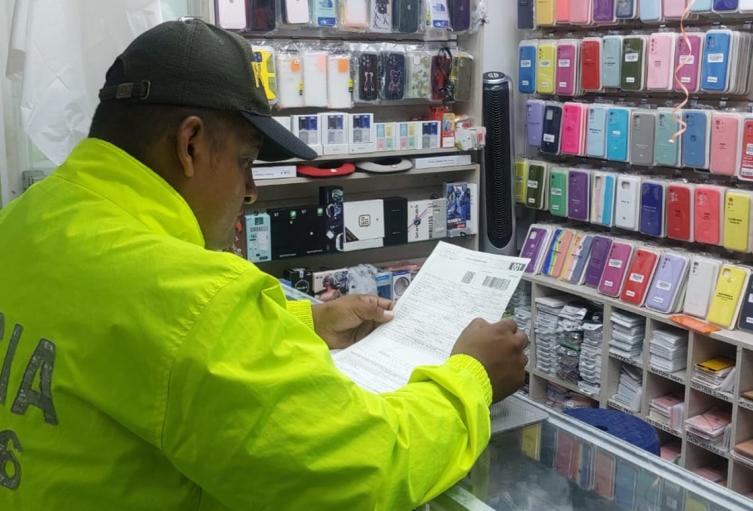 Tras riguroso operativo suspendieron cuatro establecimientos dedicados a la venta de celulares en Ibagué