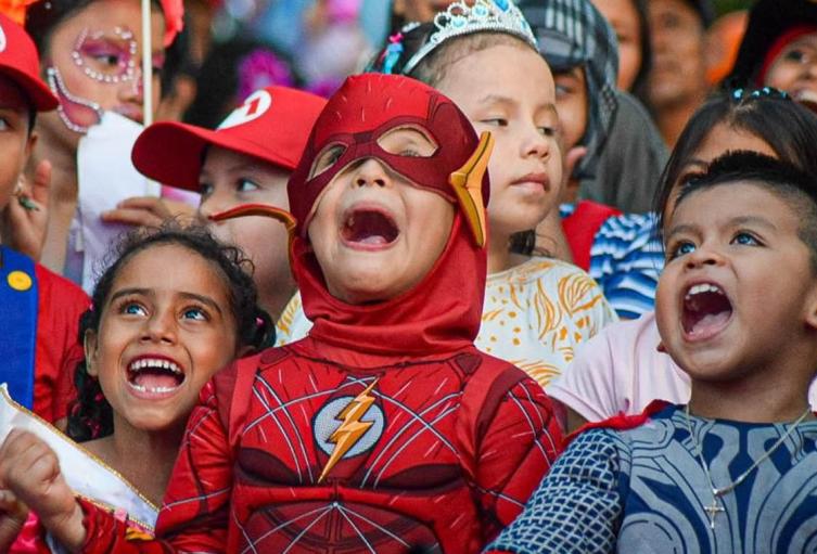 niños felices disfrazados