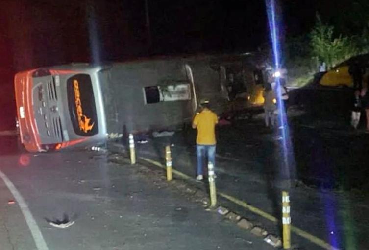 Dos muertos y varios heridos dejó volcamiento de Flota Magdalena en el sector de La Línea