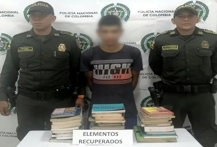 Cogieron a una ‘rata intelectual’. Sujeto se robó 40 libros de una biblioteca en Ibagué
