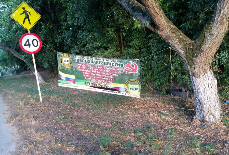 Pancartas alusivas al Bloque comandante ‘Jorge Suárez Briseño’ fueron instaladas en el Huila