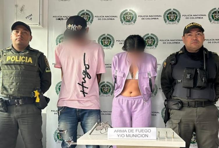 ¡Qué belleza! Sujeto usaba a su pareja para que le escondiera el arma de fuego y así evadir a las autoridades 