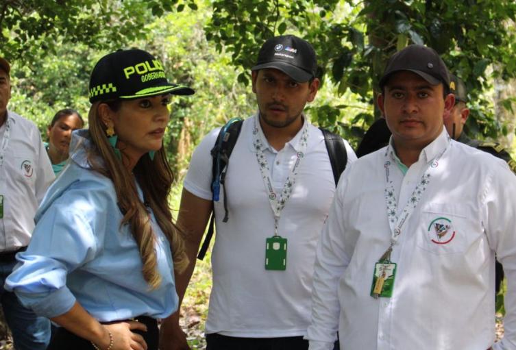 La gobernadora del Tolima, Adriana Magali Matiz, junto con el alcalde de Roncesvalles, Eduardo Grajales, durante la búsqueda de Eilen Skarlett.