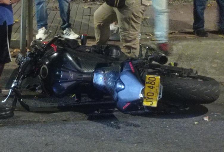 Falleció motociclista al chocar contra un árbol cuando salía de Cafam en Melgar