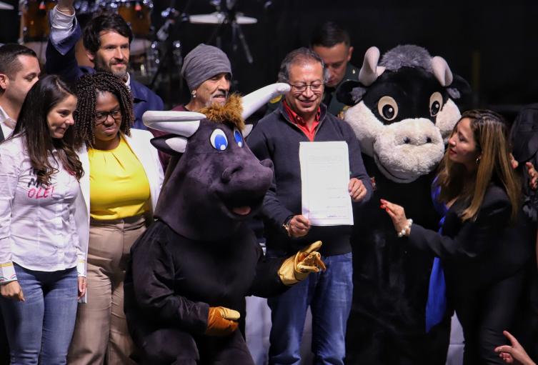 Presidente Gustavo Petro sanciona la ley que prohíbe las corridas de toros