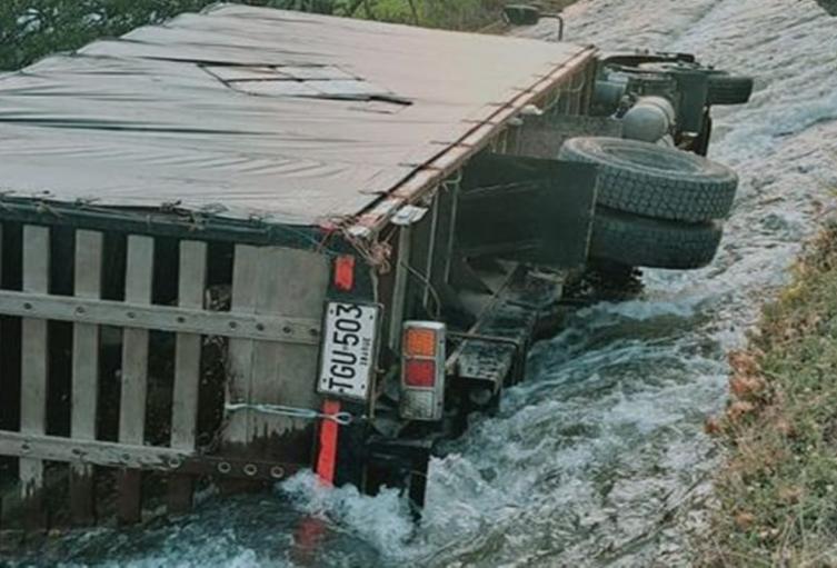 ¡Resultaron ilesos! Cayó vehículo de carga a canal de riego en Lérida