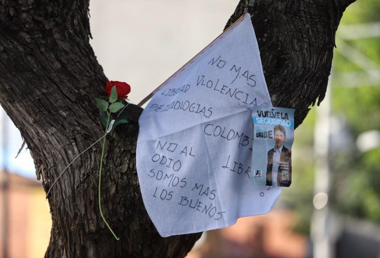 Velatón por la salud de Miguel Uribe Turbay en Modelia