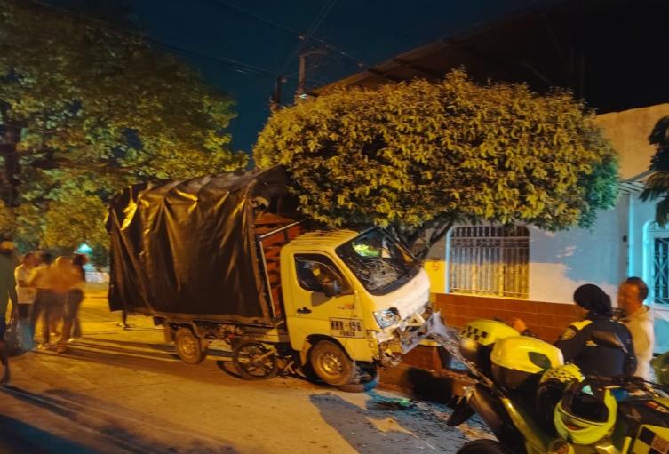 Furgón embiste a dos policías en El Espinal: uno tiene fractura de cráneo y está al borde de la muerte