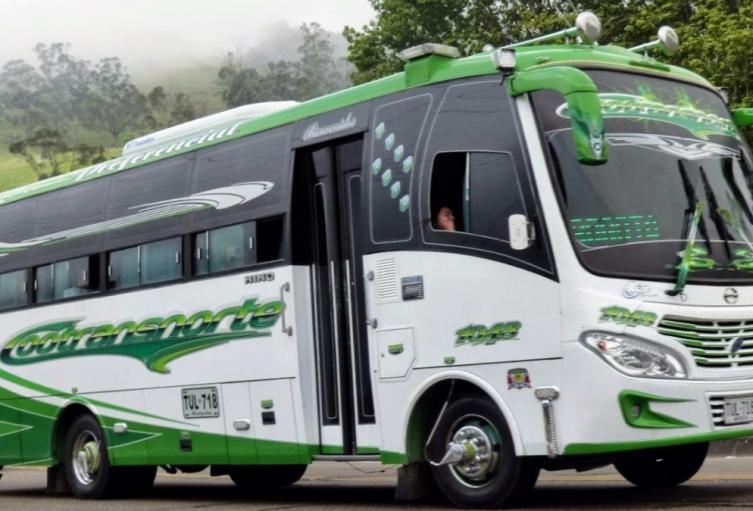 ¡Pánico en la vía a Ibagué! Armados atracaron a pasajeros de una buseta