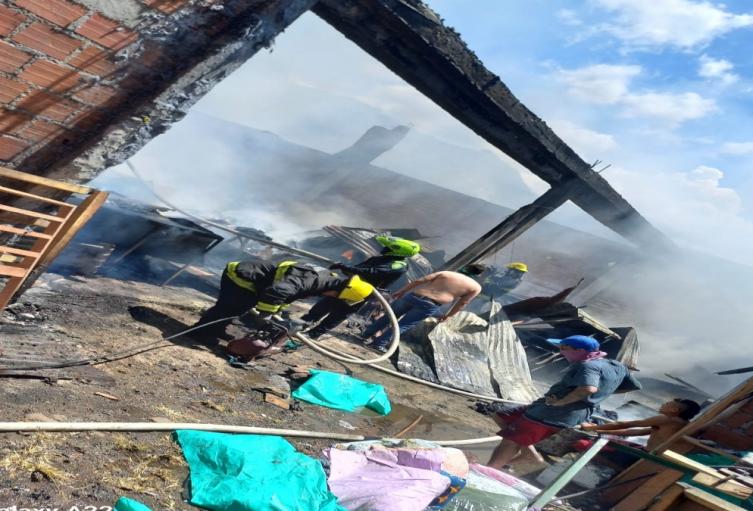Incendio fabrica colchones en Ibagué