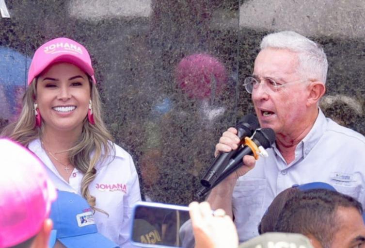 Johana Aranda y Alvaro Uribe 