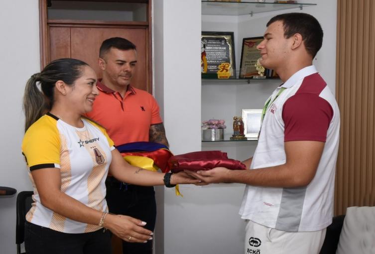 El luchador José Manuel Pérez Santamaría, recibiendo la bandera del departamento  