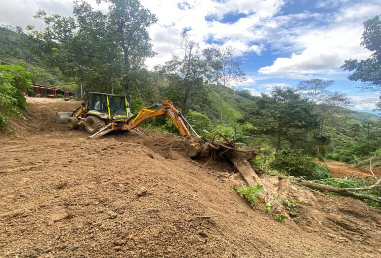Maquinaria amarilla en zona rural de Ibagué