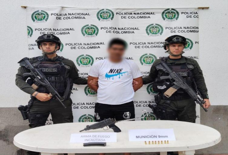 Andaba armado con una mini uzi y terminó capturado en el centro de Ataco