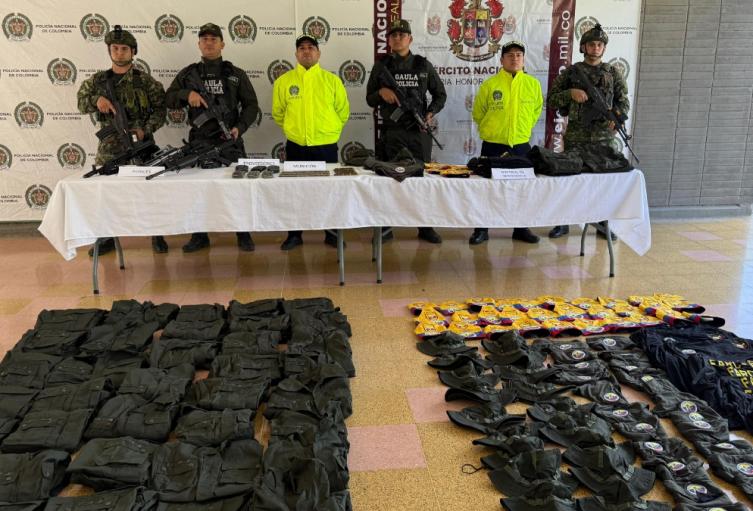 Ejército y Policía hallan caleta con fusiles y brazaletes de las FARC-EP en Ibagué