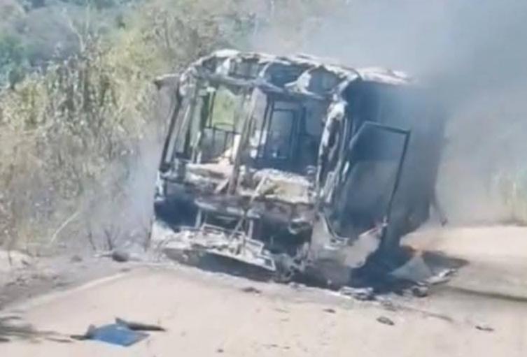 Bus se quemó por completo en Planadas y los pasajeros apenas lograron salir
