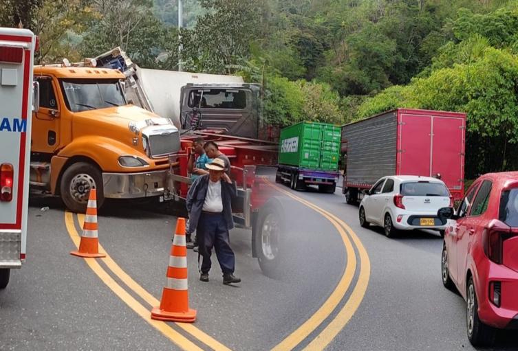 Congestión total en La Línea tras accidente de camiones