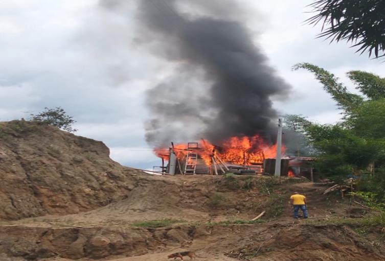 Incendio vivienda en la vereda San Simón, vía Tapias Parte Alta