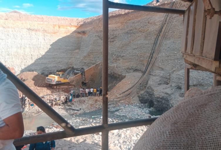 Muere mujer en derrumbe de mina artesanal en Ataco