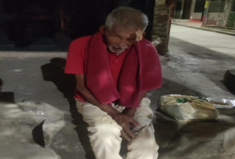Adulto mayor abandonado en el barrio Modelia 