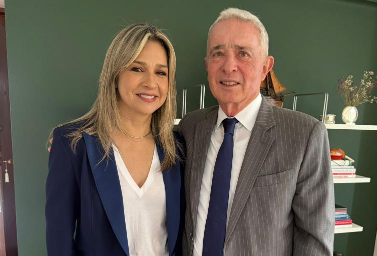 Álvaro Uribe y Vicky Dávila