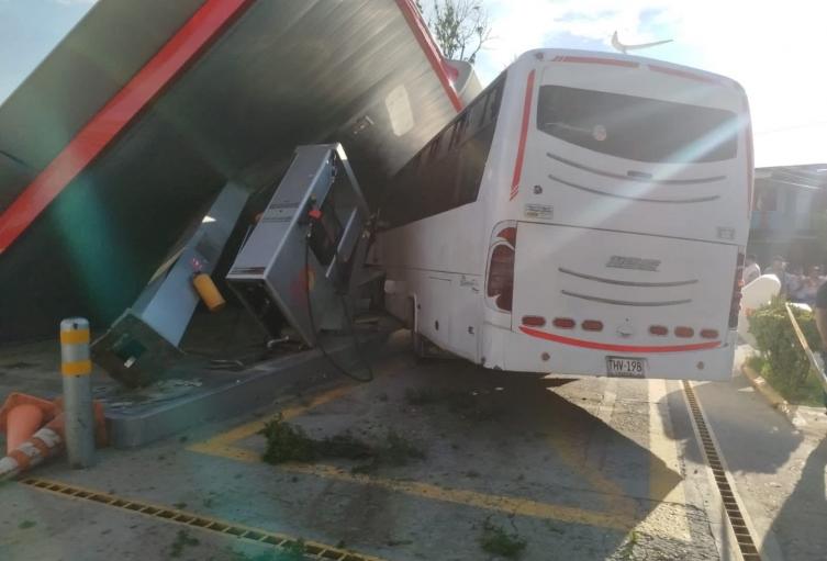Bus perdió los frenos y se estrelló contra estación de gasolina en Coyaima
