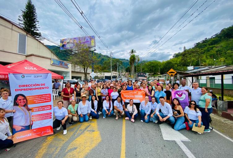 Más de 1.500 mujeres del Tolima reciben insumos textiles para sus emprendimientos