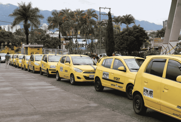 Habilitan bahía exclusiva de taxis Habilitan bahía exclusiva de taxis