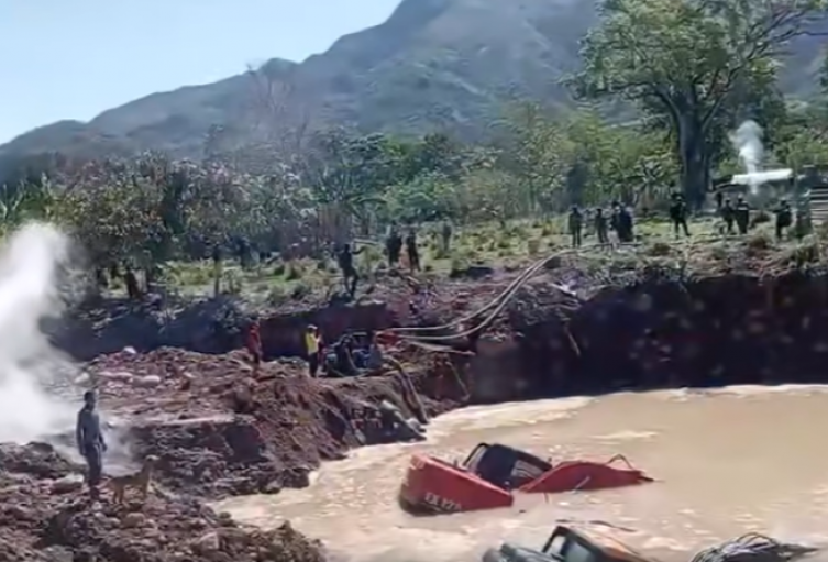 Operativo en Ataco deja destrucción y zozobra: maquinaria incinerada y tensión en aumento