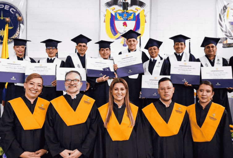 Diez internos y guardianes de Picaleña se graduaron como comunicadores sociales Diez internos y guardianes de Picaleña se graduaron como comunicadores sociales