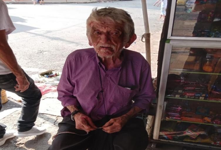 Adulto mayor abandonado plaza 21 