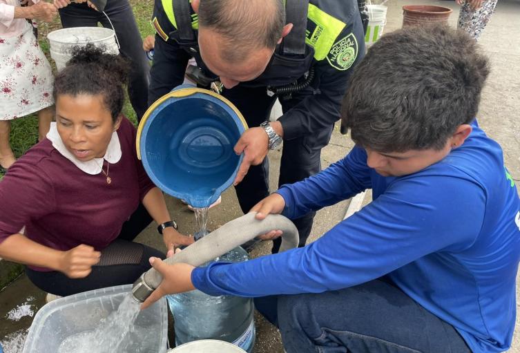 Con carroqtanques se abastece de agua potable Pitalito ante emergencia ambiental