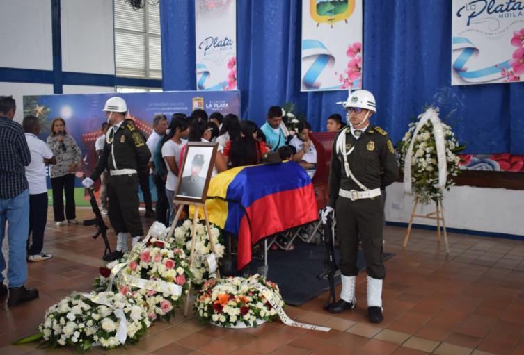 Último adiós a la patrullera Karen Estefany Pajoy en La Plata, Huila
