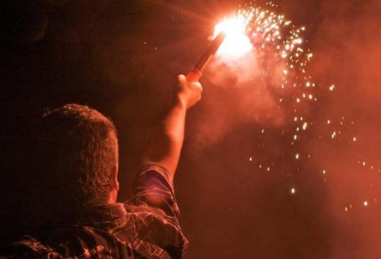Establece medidas para proteger la integridad de los ciudadanos frente al uso de pólvora