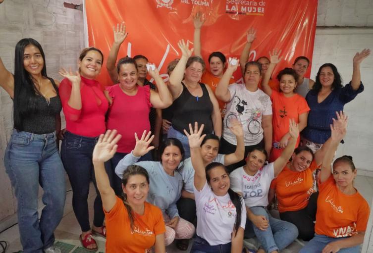 Mujeres de la Comuna 9 fortalecen su liderazgo en taller contra violencias