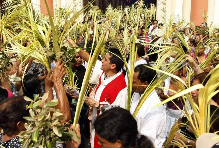 Domingo-de-Ramos-catolicos.jpg